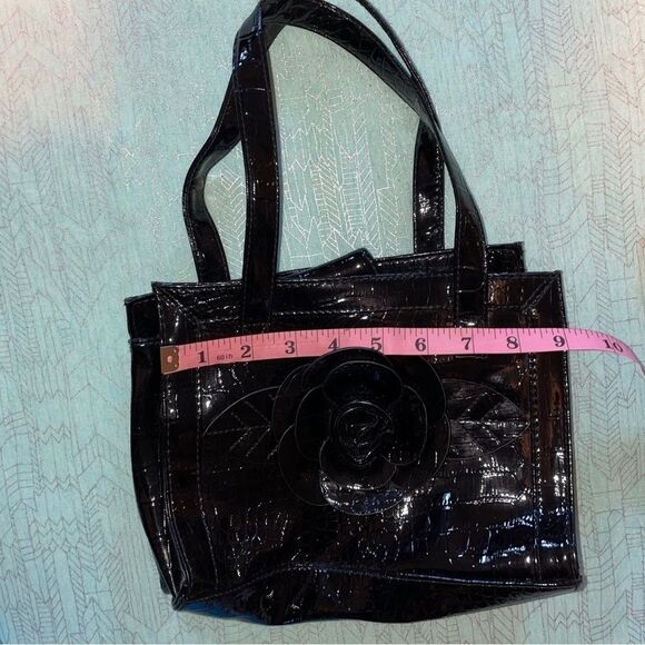 Black alligator-look vinyl purse w/ 3-D flowe design. Magnetic closure snap - Picture 6 of 10